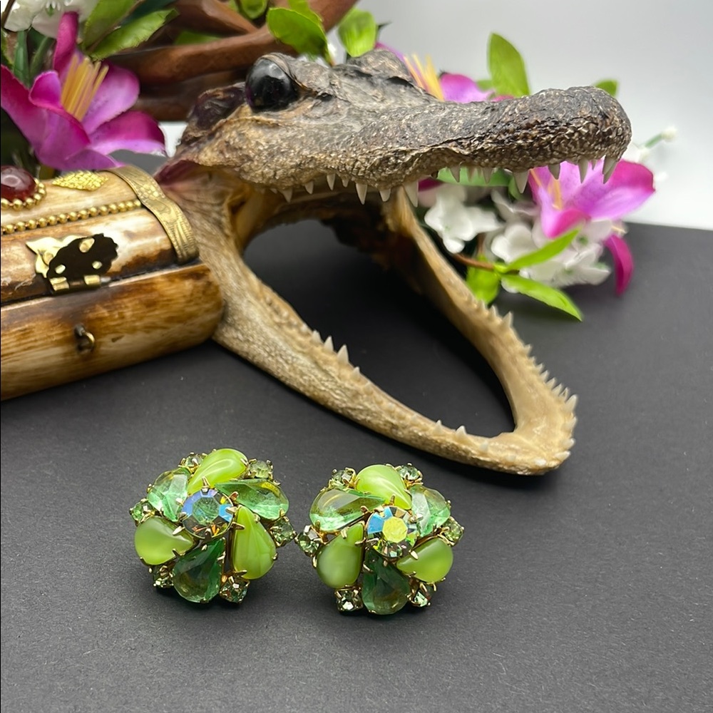 Weiss vintage clip on earrings 🔥